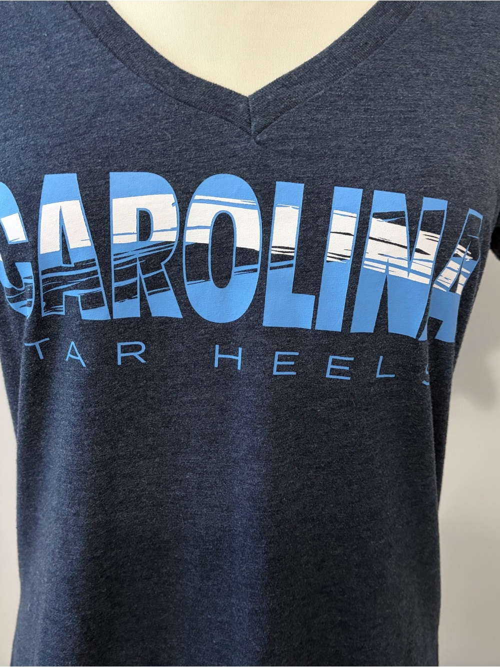 Carolina Tar Heels V-Neck Graphic Tee - Navy Blue Sz L Collegiate - Picture 3 of 5